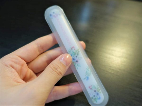 ガラス製爪磨きのゴクツヤシャインには携帯用のソフトケース付