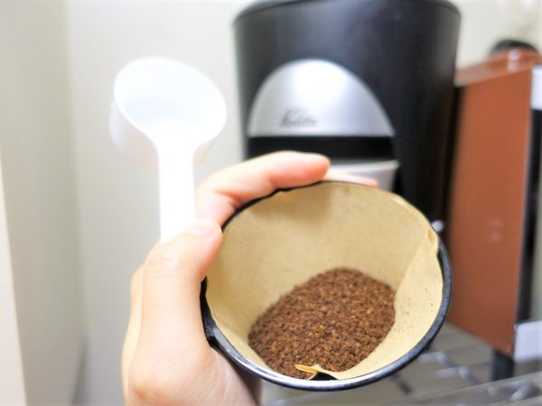 カリタの一杯用コーヒーメーカー（TS-101）のドリッパーにコーヒー豆を入れる
