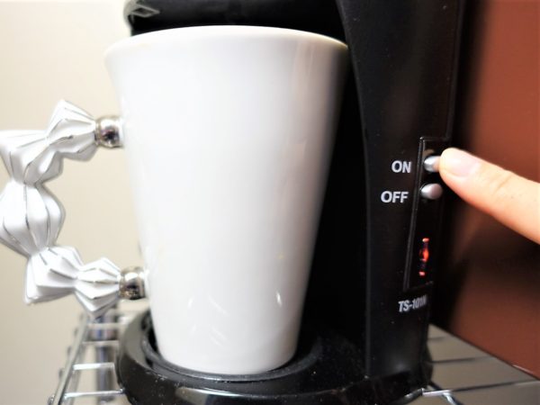 カリタの一杯用コーヒーメーカー（TS-101）の電源を入れる