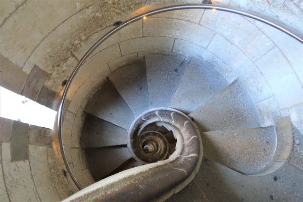 生誕のファサード塔から降りる時の螺旋階段