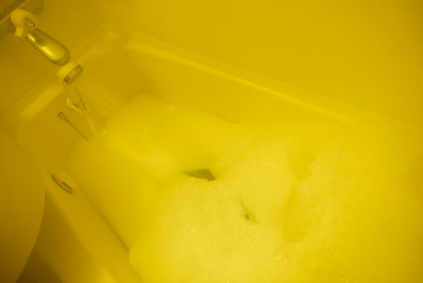 ダイソーの強力吸盤シャワーホルダーで簡単にモコモコの泡風呂を作ることが出来る