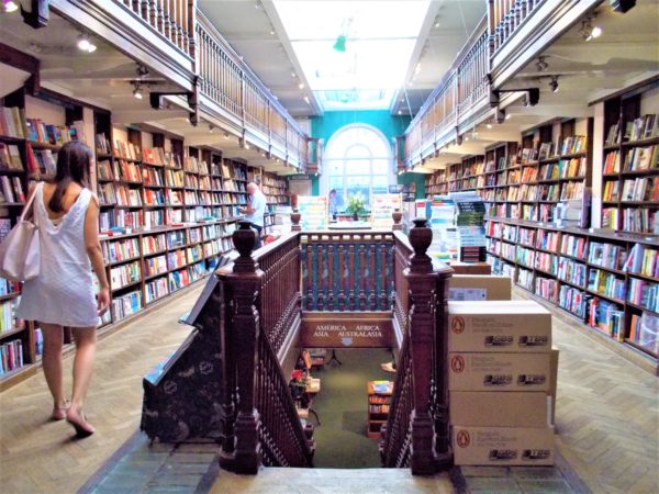 世界の美しい本屋さんDAUNT BOOKS（ドーント・ブックス）マリルボーン店の店内