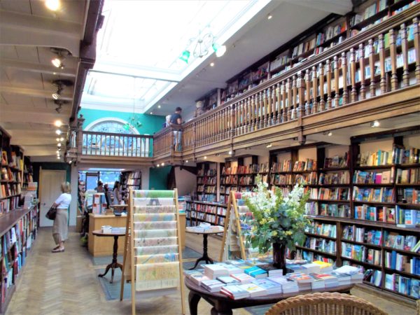 世界の美しい本屋さんDAUNT BOOKS（ドーント・ブックス）マリルボーン店の店内