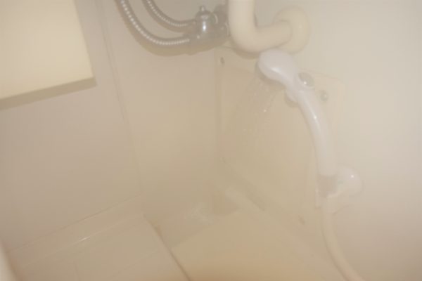 ダイソーの強力吸盤シャワーホルダーでお風呂の排水口掃除が楽になる
