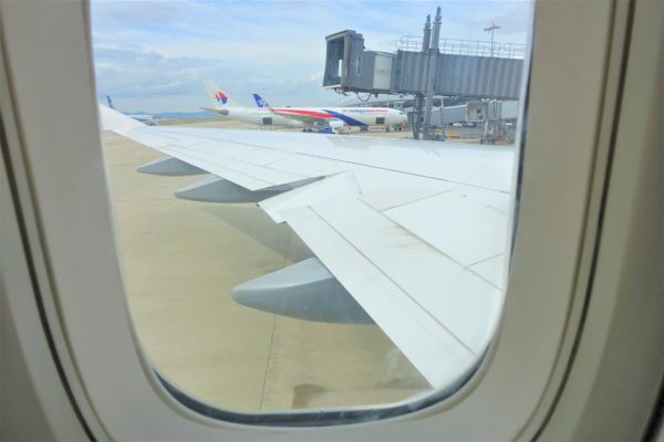 ルフトハンザ航空の航空機の窓からの眺め