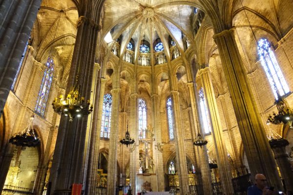 バルセロナのカテドラル（サンタ・エウラリア大聖堂）のゴシック様式の内部