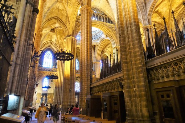 バルセロナのカテドラル（サンタ・エウラリア大聖堂）のゴシック様式の内部
