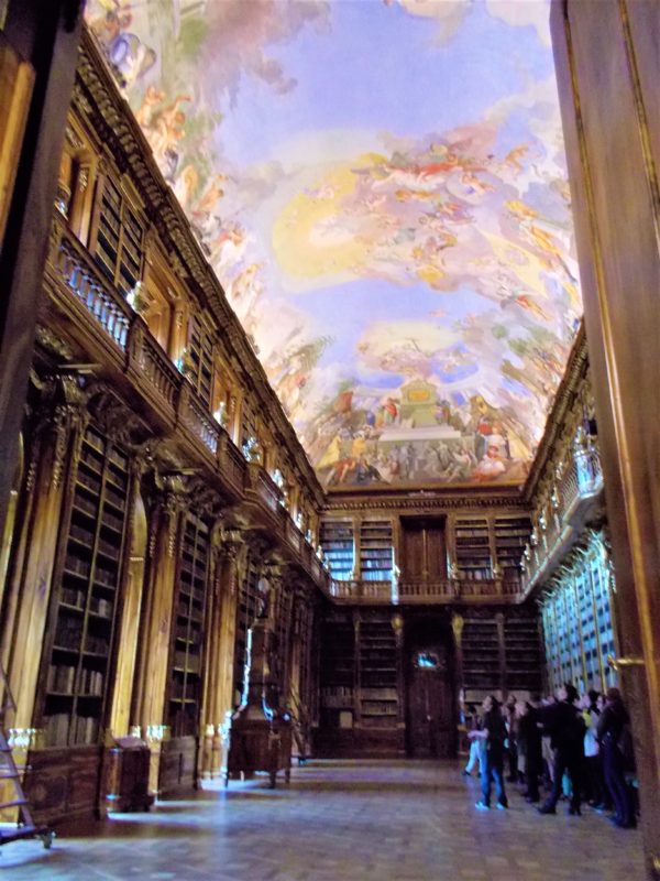 ストラホフ修道院の哲学の間の図書館