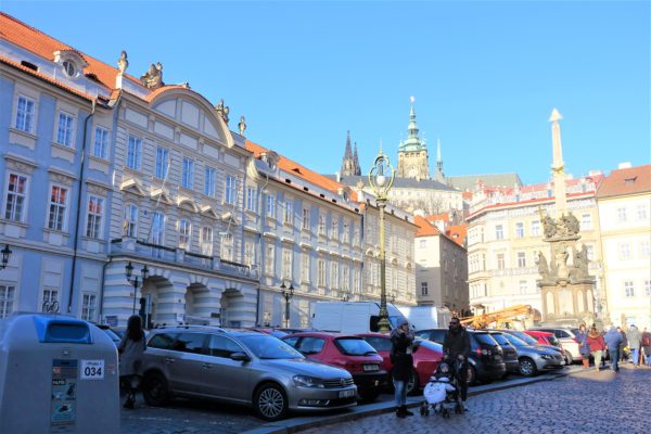 プラハの聖ミクラーシュ教会前のマラー・ストラナ広場