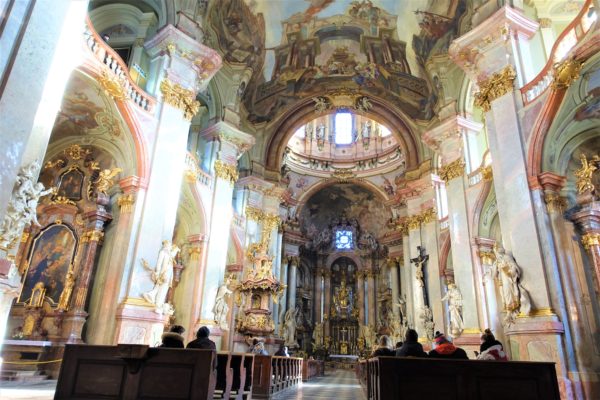 美しい！プラハの聖ミクラーシュ教会の入場料や行き方。ストラホフ修道院とセットで行くのが効率的！