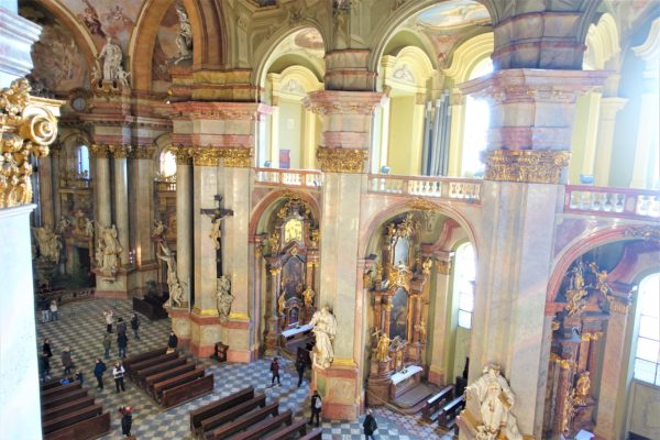 プラハの聖ミクラーシュ教会は二階にあがれる