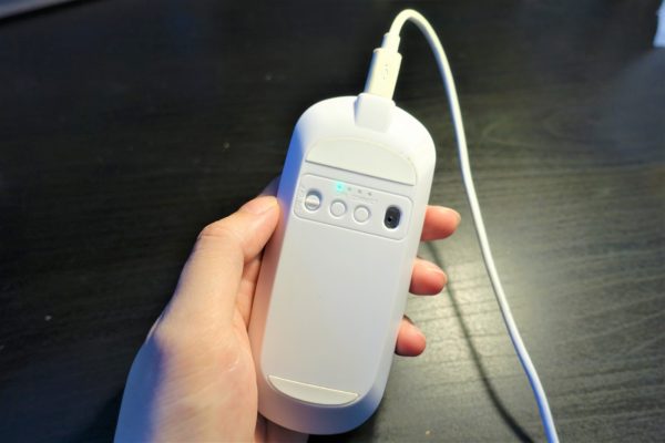 シルバーの超薄型Bluetoothマウス