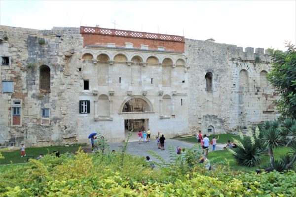 クロアチアのスプリットの旧市街の入口である金の門