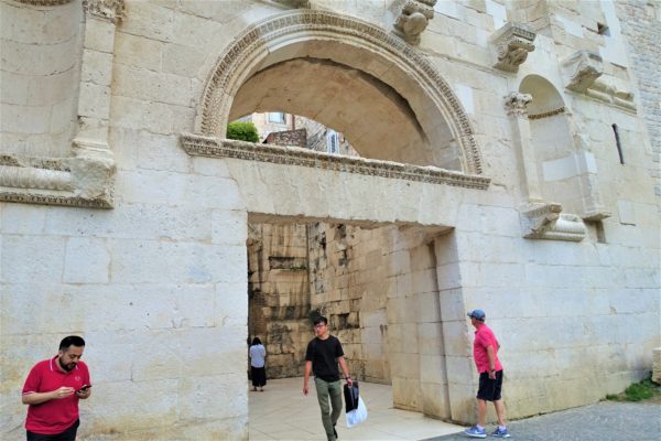クロアチアのスプリットの旧市街の入口である金の門