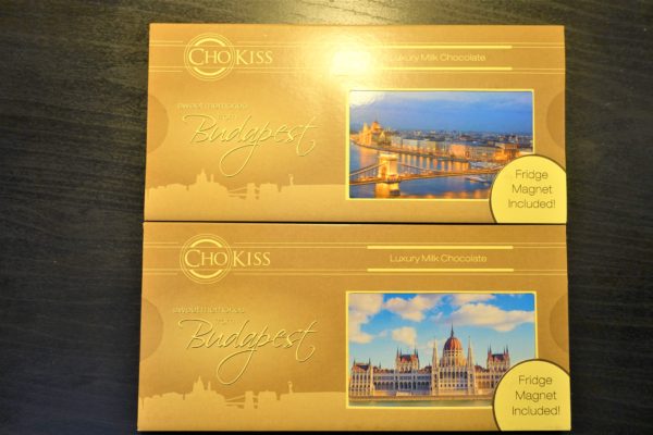 ブダペストのばらまき土産！観光名所のマグネットがついたチョコレートがブダペスト空港で買える！