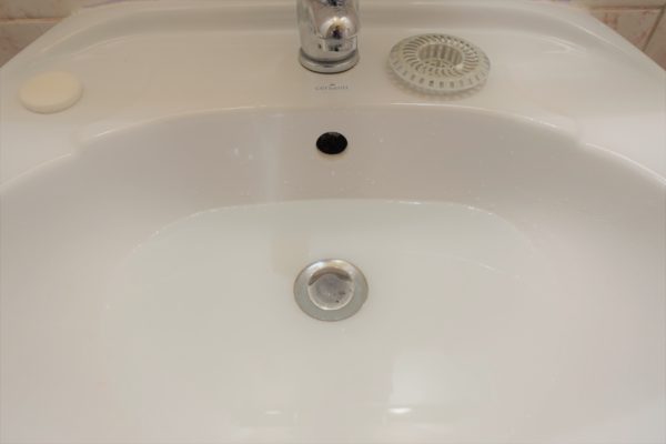 海外旅行先ホテルにバスタブや洗面台の栓がない時に使える栓の代わりになるアクリル球