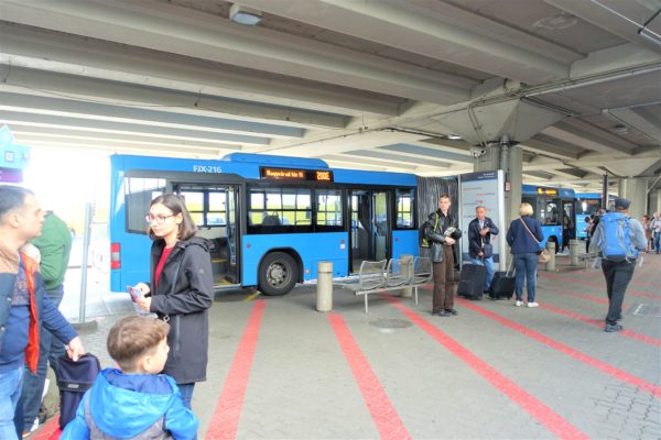 ブダペスト空港の到着ゲートから100Eシャトルバス乗り場までの行き方